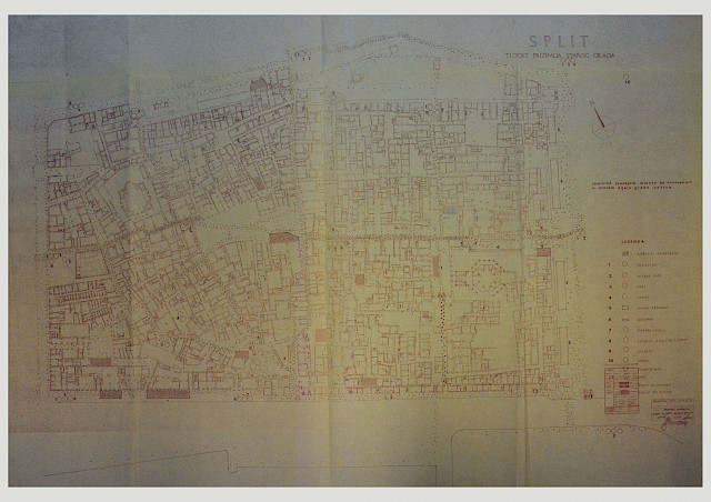 Raspored prodajnih mjesta na otvorenom u starom dijelu grada Splita s naznačenim pješačkim kretanjem.