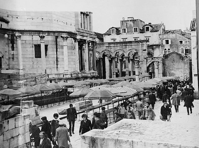 Razmještaj prodajnih mjesta prema studiji - pogled sa Srebnih vrata prema Peristilu