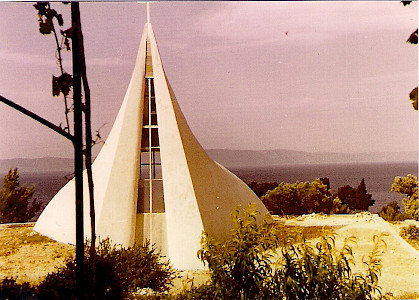 Crkva Uznesenja Blažene Djevice Marije, Podgora. Arhitekt: Ante Rožić, 1964., arhivska fotografija