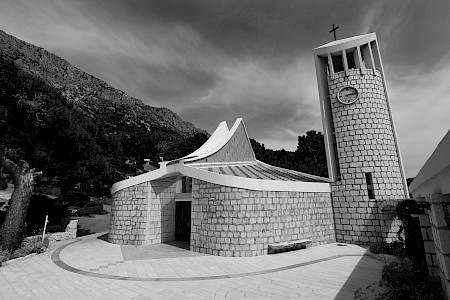 Župna crkva Bezgrešnog začeća u Drašnicama. Arhitekt: Ante Rožić (1971. – 1976.) Foto: Antonia Vodanović
